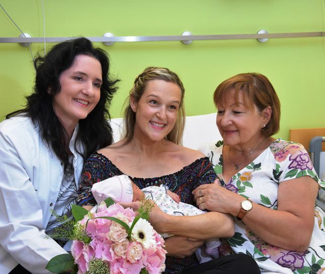 Prof. Pauline Wimberger, Colombe Vanabelle mit ihrer Tochter Fleur und Oma Sabine Vanabelle. Foto: Uniklinik