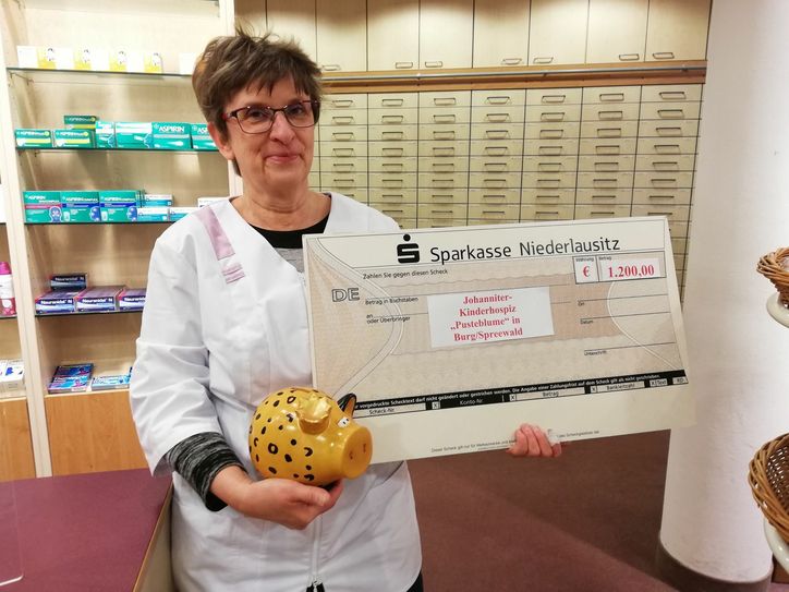 Apothekerin Sabine Kempa von der Neue Pößnitz-Apotheke Schipkau mit dem symbolischen Spendenscheck für das Kinderhaus »Pusteblume«. Foto: C. Brüning