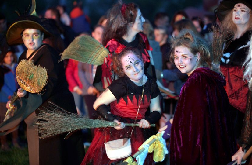 In Heidenau tanzen die Hexen ums Maifeuer und laden die Besucher ein, mitzumachen.