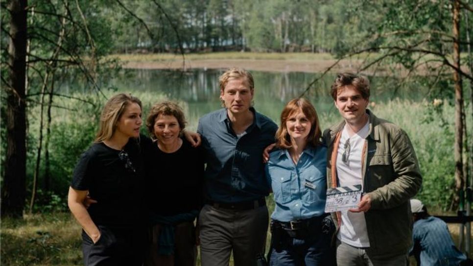 Bei den Dreharbeiten am Senftenberger See (v.l.n.r.): Nina Vukovic (Regie), Heike Voßler (Produzentin MOOVIE GmbH), Anton Rubtsov (Rolle Anton Raabe), Alina Stiegler (Rolle Tonja Raabe), Valentin Selmke (Kamera).