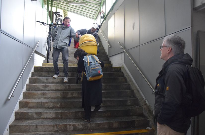 Paul Pira (rechts) und Samuel Prost geraten in der Szene aneinander. Eine Zuschauerin hilft Samuel Prost  mit dem Kinderwagen.