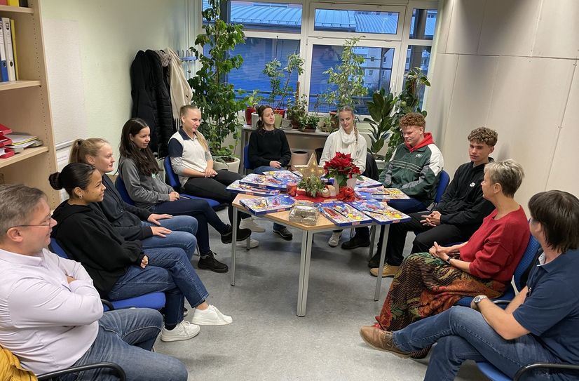 In einer gemütlichen Feedback-Runde verabschiedete sich Petra Starke (2.v.re.), Schulleiterin des Friedrich-Engels-Gymnasiums Senftenberg, von den acht Schülern und ihrem Lehrer Toni Wiens (re.) aus dem Colegio Filadelfia in Paraguay. Über viele tolle Erlebnisse sprachen dabei André Friesen, Joseph Klassen, Gloria Isaak, Beatriz Dück, Natalia Friesen, Anne Voth, Andrea Schröder und Siomara Garcia (v.r.n.l. ab Petra Starke). Mit dabei war auch Ingo Amsel (li.), Vater der Partnerschaft zwischen Peickwitz und der Kooperative Fernheim in Paraguay.