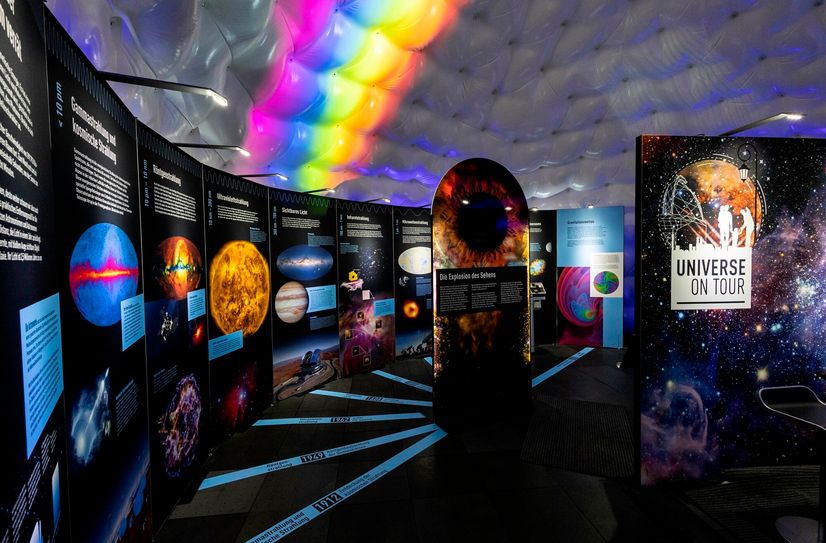Die Ausstellung nimmt Interessierte mit auf eine Zeitreise durch die Astronomie und Astrophysik.