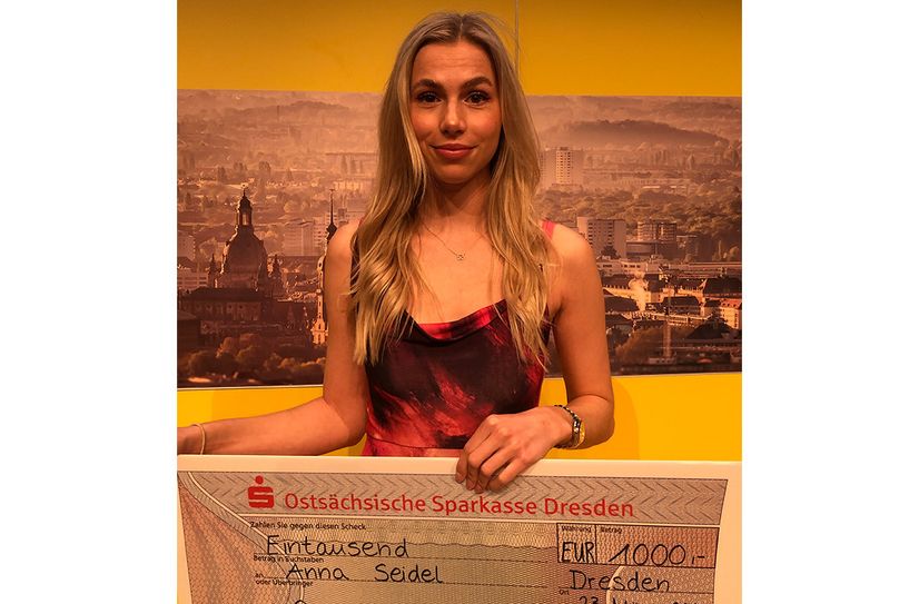 Anna Seidel mit dem Preisgeld-Scheck von der Sportlerwahl.