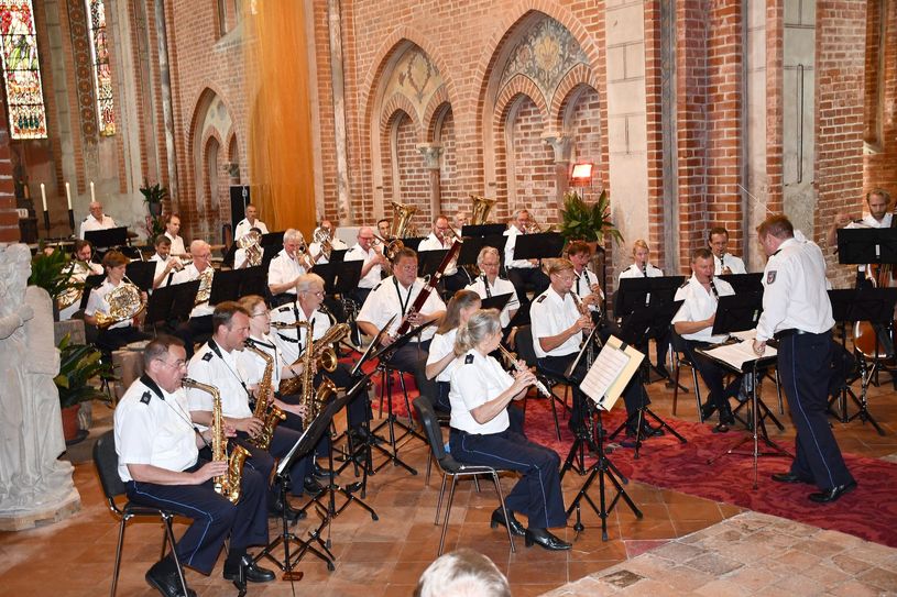Unter dem Motto "In Flanders Fields - Sehnsucht nach Frieden in unruhigen Zeiten" spielte das Landespolizeiorchester bewegende Musikstücke im voll besetzten Kloster Marienstern. Foto: Pressestelle Kreisverwaltung