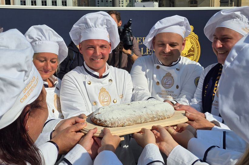 Alle für einen: Dresdens Bäcker mit dem ersten original Dresdner Christstollen.