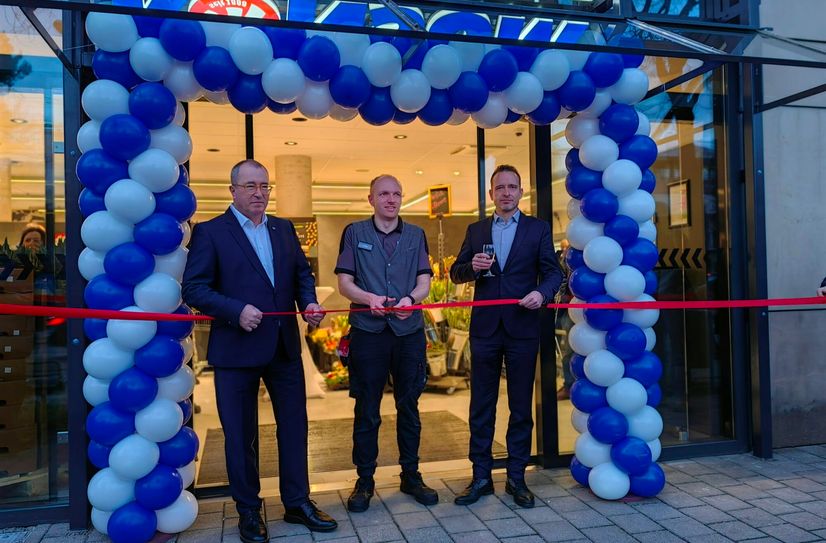 Vorstandssprecher Roger Ulke, Marktleiter Sven Rüger  und Sören Goldemann, Vorstandsmitglied der Konsum Dresden e.G.eröffnen die Tür zum neuen Konsum an der Blasewitzer Straße.