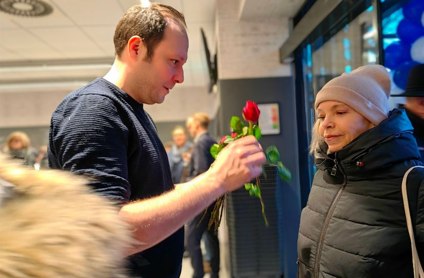 Eine Rose für die ersten Kunden.