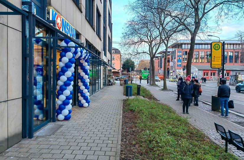 Bus &amp; Bahn halten direkt vor der Tür.