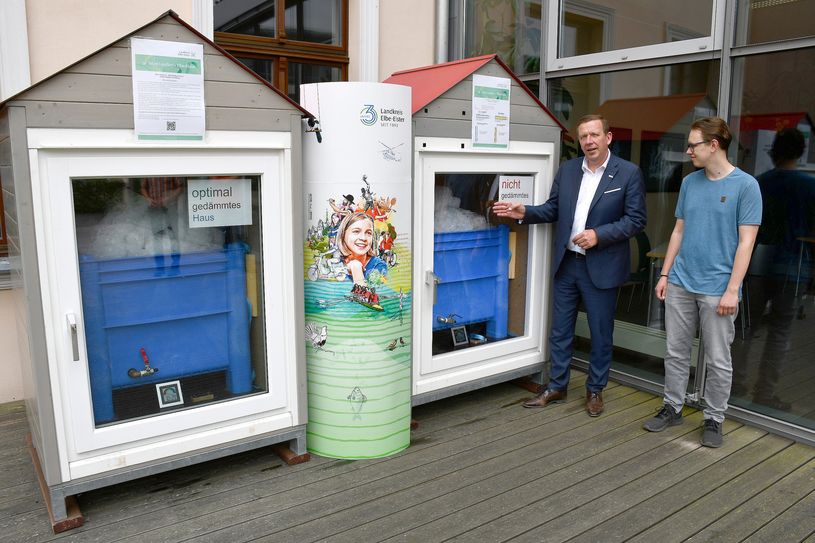 Landrat Christian Jaschinski (l.) startete zusammen mit dem Studenten öffentliche Verwaltung, Till Barabas (r.), die Eisblockwette im Innenhof der Kreisverwaltung in Herzberg und hofft nun auf viele Mitwetter und Besucher zum „Entdecker- und Familientag“ am 24. Juni von 10 bis 17 Uhr.  Foto: Pressestelle Kreisverwaltung
