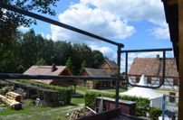 Blick auf das Mühlenensemble aus dem Fenster eines der Sechs-Personen-Ferienhäuser.