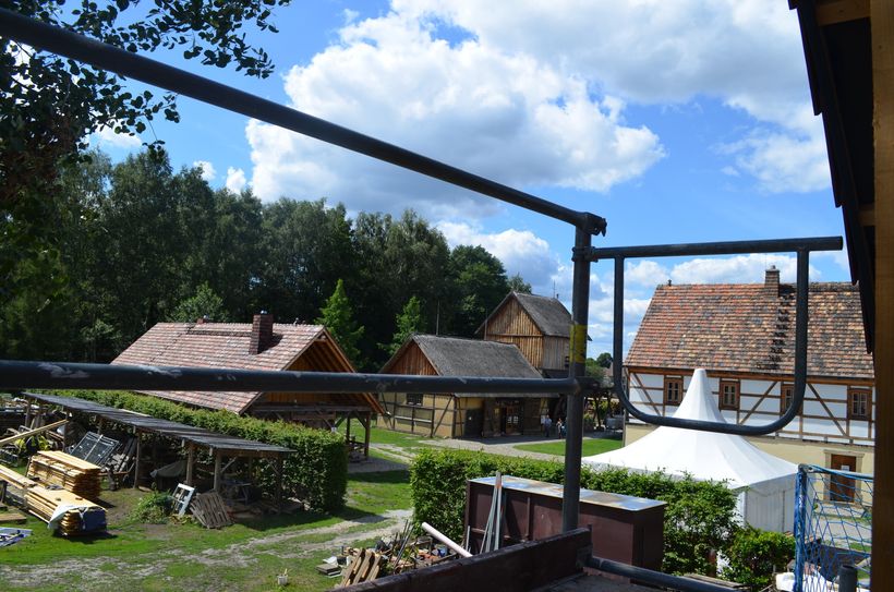 Blick auf das Mühlenensemble aus dem Fenster eines der Sechs-Personen-Ferienhäuser.