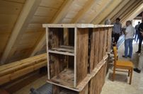 Einige Möbel werden vom Team der KRABAT-Mühle selbst gestaltet. Hier zu sehen: Nachttische.