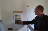 Steffen Markgraf, Geschäftsfüherer der Wohnungsgesellschaft mbH Hoyerswerda, zeigt, wo die beiden Zufahrten zu dem Gelände, auf dem die Ferienhäuser stehen werden, sind.