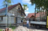 Aktuell werden die Giebelseiten der Häuser für die Verkleidung mit Holz vorbereitet.