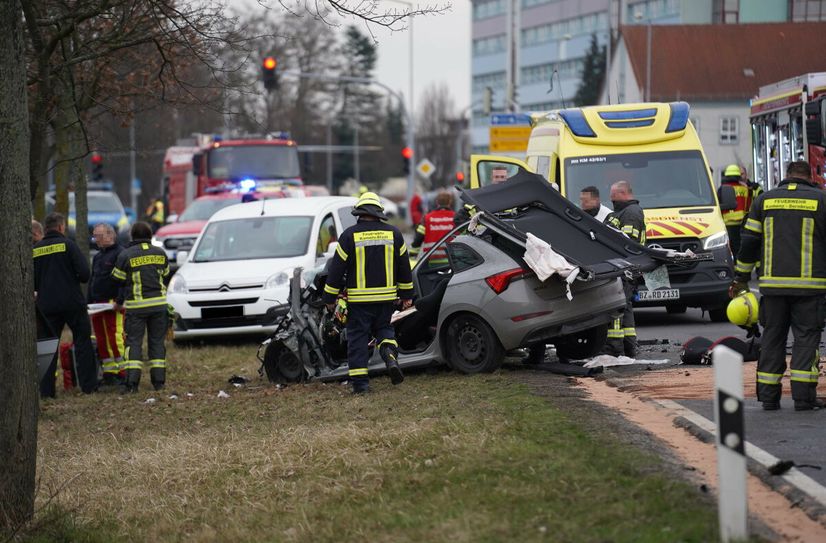Der Skoda Scala wurde bei dem Zusammenstoß schwer beschädigt.