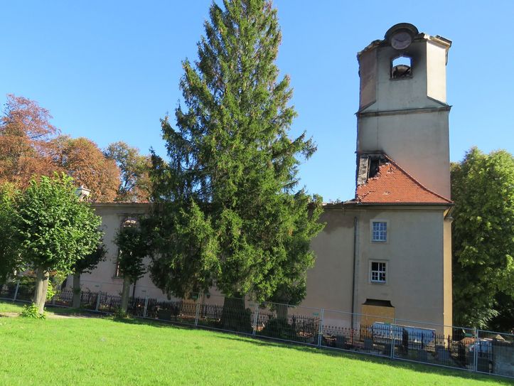Die evangelische Stadtkirche in Großröhrsdorf war nach erwiesener Brandstiftung am 4. August vorigen Jahres ausgebrannt.