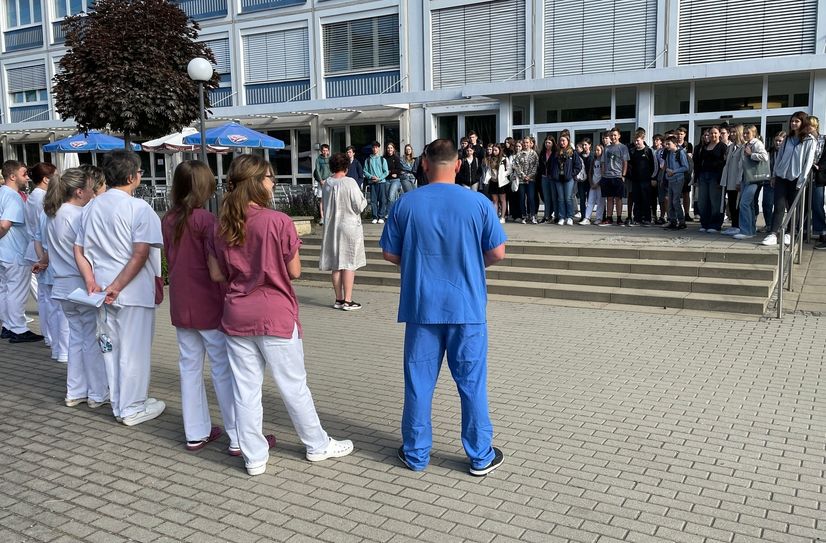 Mehr als 70 Gymnasiasten meldeten sich für den Projekttag im Klinikum an. Sie wurden vom Klinikpersonal empfangen.
