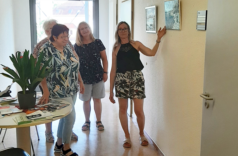 Ab sofort gibt es wieder eine neue Ausstellung den Räumlichkeiten der Kreisverwaltung Oberspreewald-Lausitz. Auf dem Gang des Kreissozialamtes am Standort Dubinaweg 1 in Senftenberg hängen 32 selbstgeschaffene Landschaftsbilder der »Montagsmaler Lindenau«. Das Bild (vo.li.) zeigt Martina Grau, Christine Stolpe, Monika Bunzel und Gabriele Zieger von der Künstlergruppe.