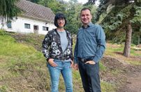 Die neue Tierparkleiterin Bianca Ebeler und SDM-Geschäftsführer Falk Müller im künftigen Familientierpark »Siebeneichen«. Hinter ihnen befindet sich das Sozialgebäude, in dem auch der Seminarraum für viele spannende Veranstaltungen für Kindergruppen, Familien oder alle Tierparkbesucher stattfinden können.