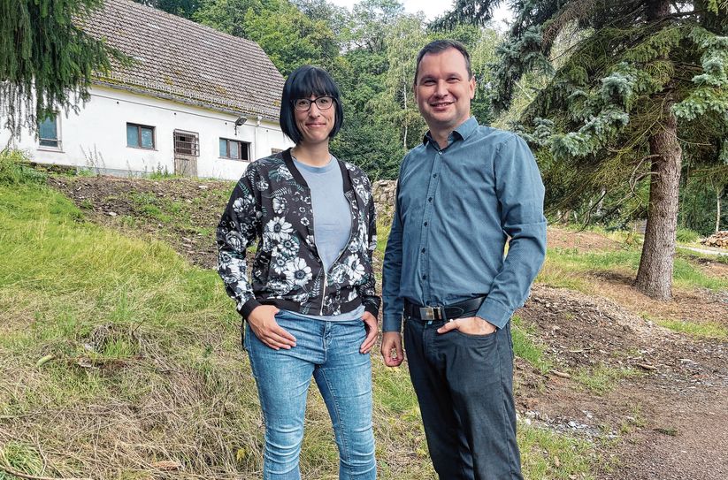 Die neue Tierparkleiterin Bianca Ebeler und SDM-Geschäftsführer Falk Müller im künftigen Familientierpark »Siebeneichen«. Hinter ihnen befindet sich das Sozialgebäude, in dem auch der Seminarraum für viele spannende Veranstaltungen für Kindergruppen, Familien oder alle Tierparkbesucher stattfinden können.