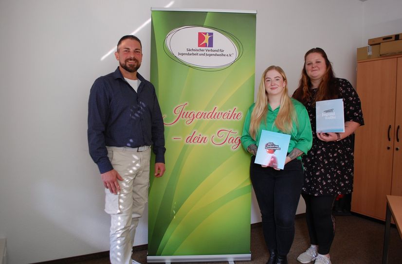 Regionalkoordinator Ronny Zeuner (li.), und die ehrenamtlichen Mitarbeiterinnen Eve Fischer (Mitte) und Melissa Illing (re, Vorsitzende der Mitgliedergruppe) organisieren die Jugendweihe.