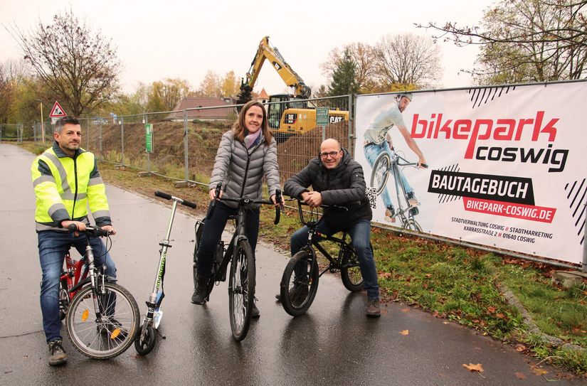 Falk Kappis (Sachbearbeiter Tiefbau), Bürgermeisterin Friederike Trommer und Torsten Schröder (Stadtmarketing, v.l.n.r.) vor dem Bikepark-Areal.