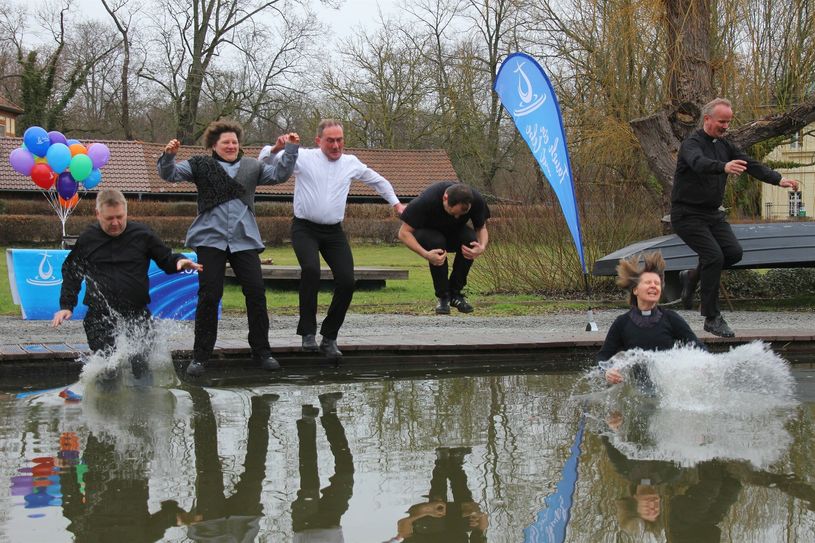 Drei, zwei, eins - Sprung! Pfarrerinnen und Pfarrer springen am Aschermittwoch in die Spree bei Lübbenau. Damit haben sie das Jahr der Taufe im Evangelischen Kirchenkreis Niederlausitz eröffnet. Für die Taufe werben (v.l.n.r.): Superintendent Thomas Köhler aus Lübben, Pfarrerin Kerstin Höpner-Miech aus Massen, Pfarrer Markus Herrbruck aus Finsterwalde, Pfarrer Martin Liedtke aus Lübben, Pfarrerin Ulrike Garve aus Lübbenau und Pfarrer Stefan Branig aus Tröbitz.
