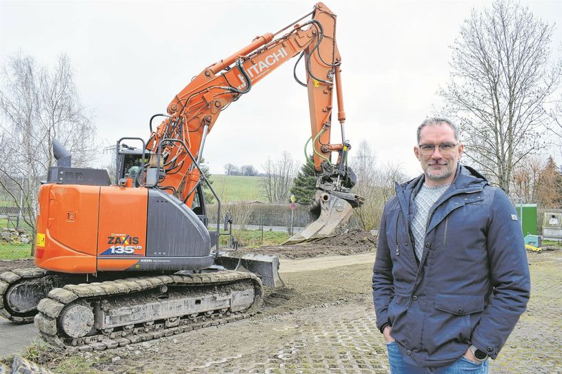 Der Caravanstellplatz soll auf dem Parkplatz der Heimatscheune entstehen. Bürgermeister Andreas Langhammer freut sich, dass das Projekt nun realisiert werden kann.