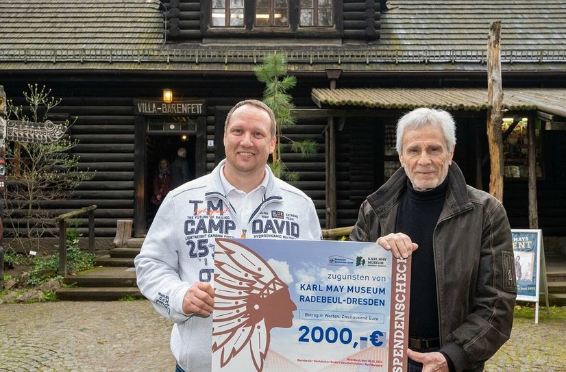Ralf Burgold  mit Gojko Mitic an der Villa Bärenfett.