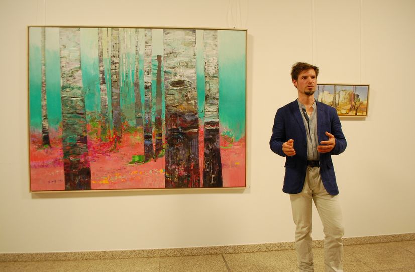 Heinrich Mauersberger erklärt sein Werk »Oberholz« auf der Vernissage im Amtsgericht.