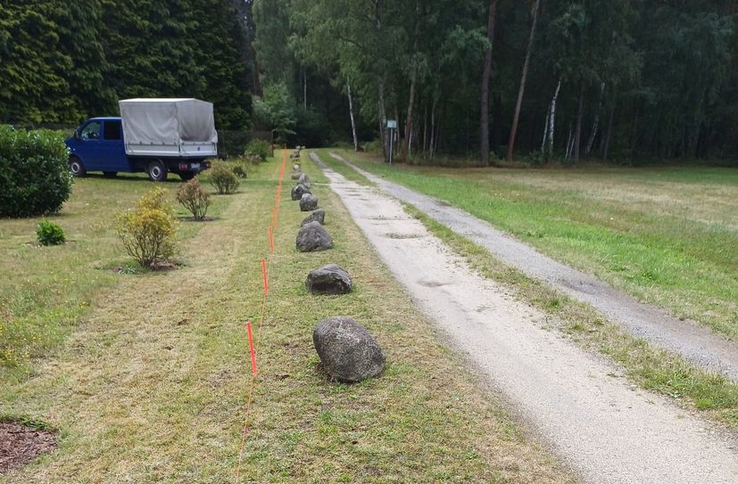 Hier erkennt man, worum es geht. Die Findlinge sollen nach links hinter die rote Linie.