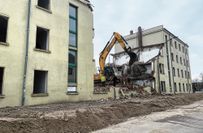 Die Beräumung des Schutts wird bei halbseitiger Sperrung der Grenzstraße erledigt.