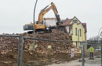 Die Beräumung des Schutts wird bei halbseitiger Sperrung der Grenzstraße erledigt.