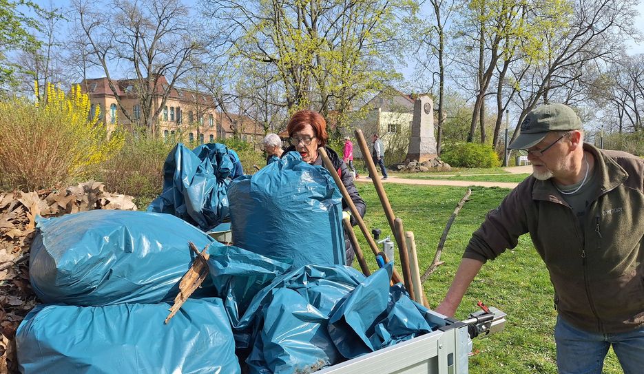 Am Ende kam säckeweise Müll zusammen. Wie hier im Schlosspark hatten die fleißigen Helfer vielerorts jede Menge Arbeit.