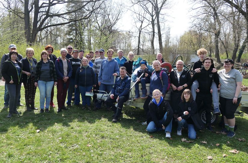 Geschafft! Viele Senftenberger packten mit an bei dem von der Stadt initiierten Frühjahrsputz. Im Schlosspark wurden viele Kubikmeter Laub zusammengetragen.