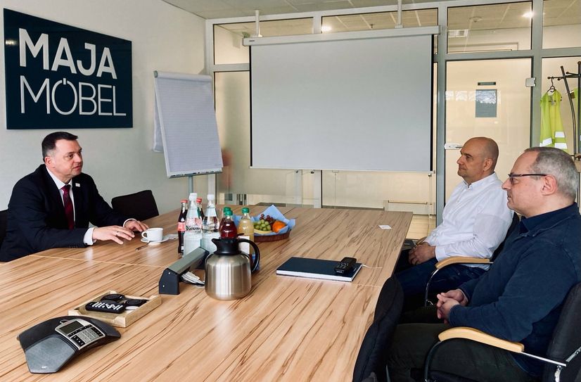 Landrat Udo Witschas (l.) im Gespräch mit Geschäftsführer Uwe Gottschlich und Werkleiter Janos Antali über die aktuelle Situation des Werkes.