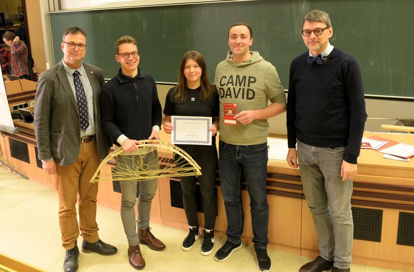 Das Team »Die wird schon halten« – Studierende des Maschinenbaus der BTU aus dem dritten Semester –  errang den zweiten Platz – auf dem Foto mit Prof. Dr. Sylvio Simon (li.) und dem wissenschaftlichen Mitarbeiter Stephan Hernschier von der Arbeitsgruppe Konstruktionstechnik (re.), der den Wettbewerb traditionell moderierte.
