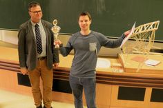 Tim Leuschner, Absolvent aus dem Maschinenbau der BTU, der bei sehr starker Konkurrenz zum dritten Mal den Wettbewerb gewann und mit seiner Brücke den Wanderpokal erkämpfte. Prof. Dr. Sylvio Simon (li.), Leiter der Studiengangs Maschinenbau, nahm die Siegerehrung vor und gehörte zu den ersten Gratulanten.