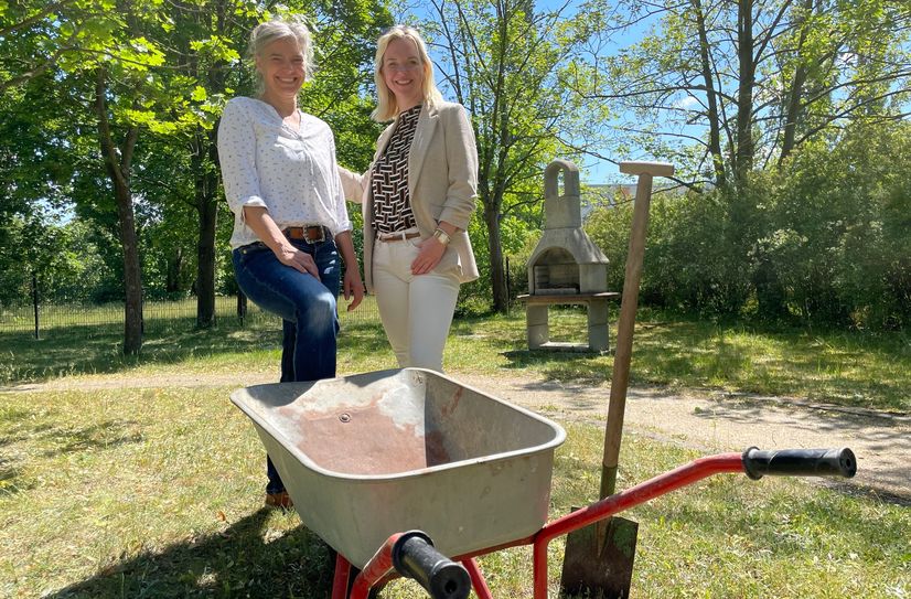 Romy Ganer (links) und Manuela Thomas von der Koordinierungs- und Fachstelle »Partnerschaft für Demokratie« in Weißwasser in dem Areal, an dem der neue soziale Ort entsteht.