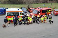 Die Teilnehmer der Rettungshundestaffeln zur Frühjahrsprüfung.
