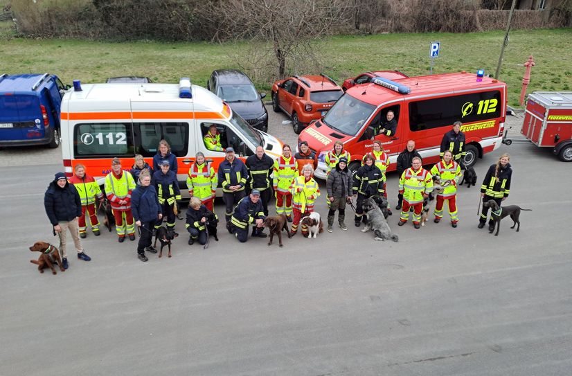 Die Teilnehmer der Rettungshundestaffeln zur Frühjahrsprüfung.