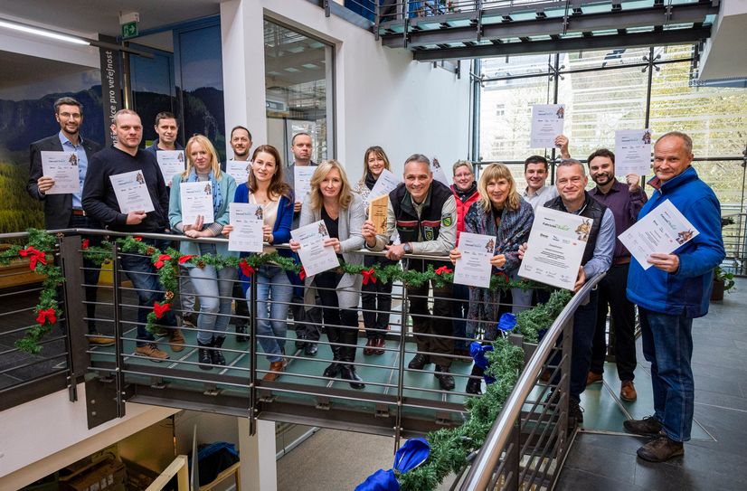 Teilnehmer der Trägergruppe präsentieren stolz ihre Urkunde zum Fahrtziel Natur-Award 2023.