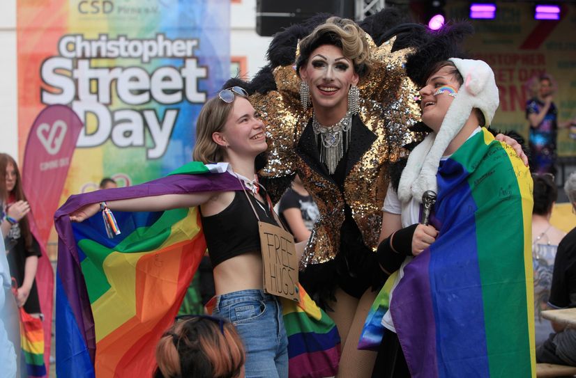 Travestie-Künstler Melody Heart animierte die Zuschauer beim CSD 2023.