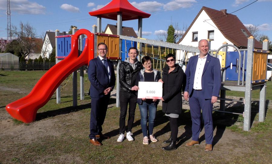 Die Spielplatzinitiative freut sich über 5000 Euro (v.l.n.r.): Thomas Claus,(Sparkasse), Kai Fünfstück, Antje Gärtner und Sandra Beyer von der Spielplatzinitiative sowie Bürgermeister Mirko Buhr.