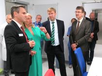 Staatsministerin Petra Köpping lässt sich im Beisein von Klinikgeschäftsführer Jörg Scharfenberg (2.v.r.) und dem Ersten Beigeordneten des Landkreiseses Bautzen, Jörg Szewczyk (r.), vom Kardiologen Prof. Dr. Steffen Schön (l.) die neuen Herzkathederlabore erklären.