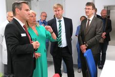 Staatsministerin Petra Köpping lässt sich im Beisein von Klinikgeschäftsführer Jörg Scharfenberg (2.v.r.) und dem Ersten Beigeordneten des Landkreiseses Bautzen, Jörg Szewczyk (r.), vom Kardiologen Prof. Dr. Steffen Schön (l.) die neuen Herzkathederlabore erklären.
