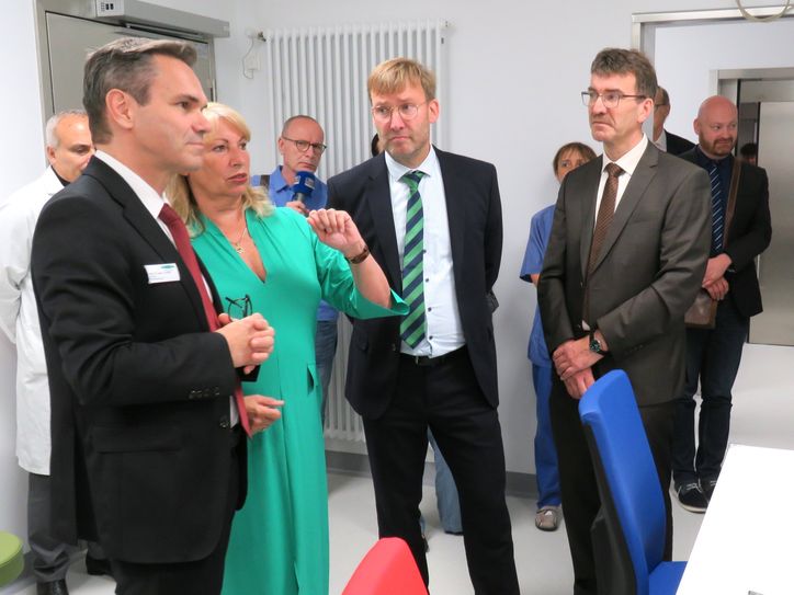 Staatsministerin Petra Köpping lässt sich im Beisein von Klinikgeschäftsführer Jörg Scharfenberg (2.v.r.) und dem Ersten Beigeordneten des Landkreiseses Bautzen, Jörg Szewczyk (r.), vom Kardiologen Prof. Dr. Steffen Schön (l.) die neuen Herzkathederlabore erklären.