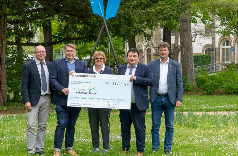 Hartmut Elsner (Vorsitzender Abt. Rudern USV TU Dresden e.V.), Oliver Bettzieche (Koordinator Benefiz-Regatten, Stiftung Leben mit Krebs), Ingrid Andersch (ehem. Vorsitzende Sächsischer Elbe-Regattaverein – SERV), Frank Ohi (Kaufm. Vorstand Uniklinikum Dresden) und Jens Licker (Vorsitzender SERV) (v.l.n.r.).