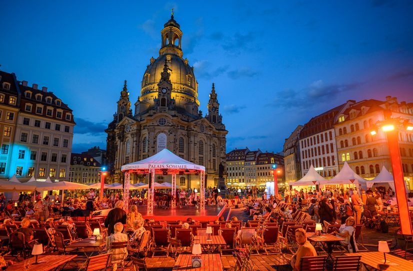 Der Palais Sommer am Neumarkt in abendlicher Kulisse.